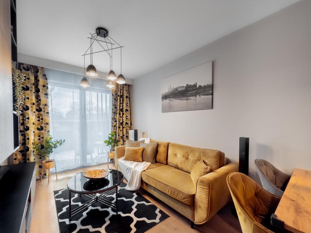 克拉科夫Apartament z dużym tarasem w centrum的客厅配有沙发和桌子