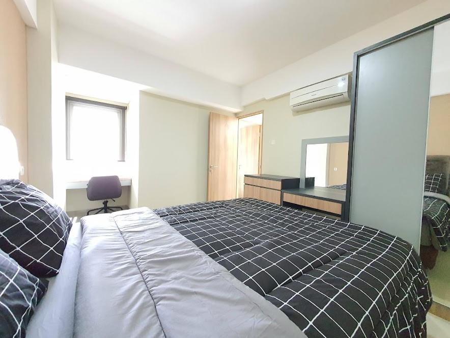PorisPADINA SUITES的一间卧室配有一张大床和镜子