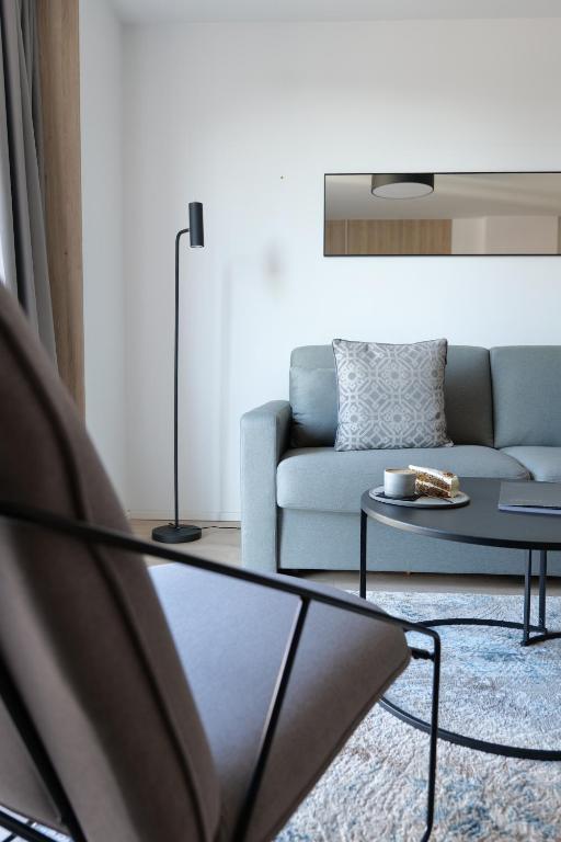 斯图加特舒适公寓式酒店的客厅配有沙发和桌子