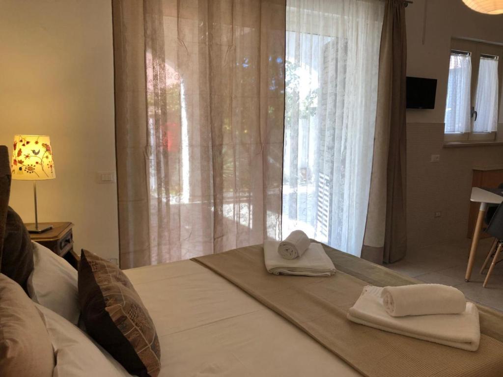 托里德欧索Odegos的一张带毛巾的床和窗户