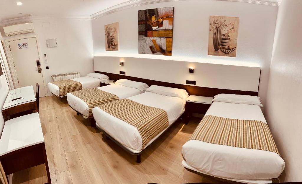 马德里索尔广场马德里旅馆的一间设有三张床的房间