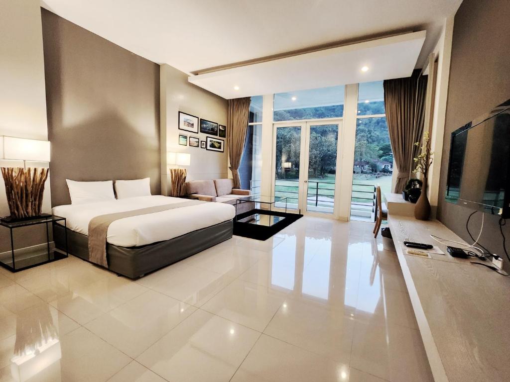 坤西育府The Midst@ Royal hills Nakornayok的一间卧室配有一张床和一台电视。
