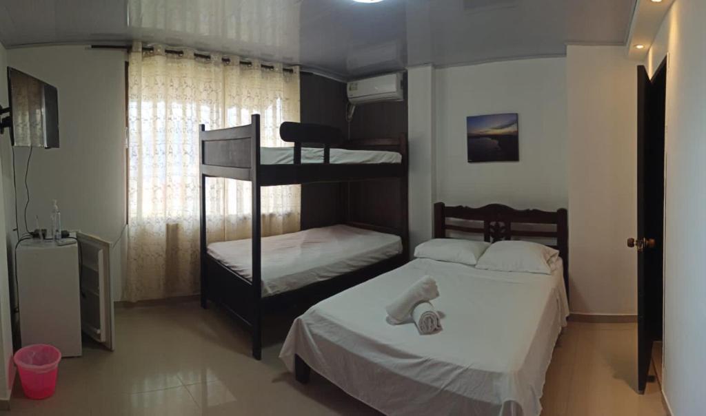 圣安德烈斯Zaida View的一间卧室配有两张双层床和电视