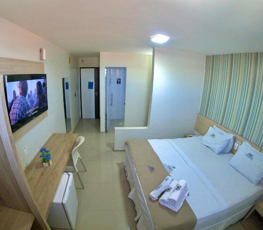 阿尔科韦迪Max Hotel的酒店客房设有一张大床和一台电视机。