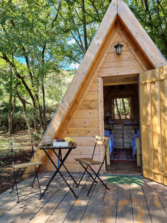 波德戈里察Wolf & Sheep Nature & Adventure的小型小木屋,设有倾斜的屋顶