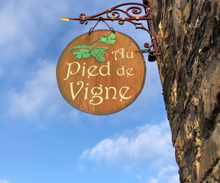 瑟穆瓦河畔夫雷斯Appart Hotel Au Pied de Vigne的挂在建筑物一侧的标志