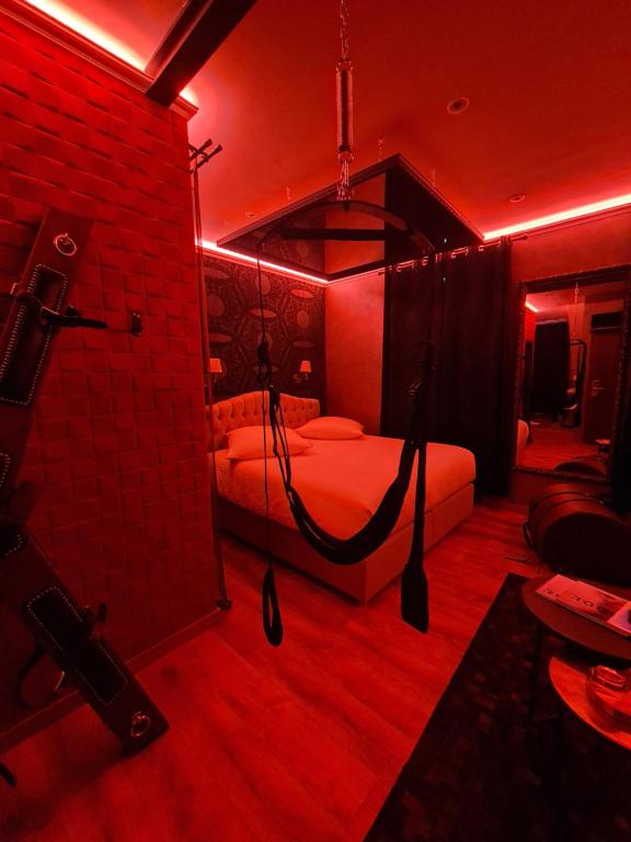 卢森堡LOVE ROOM - Luxembourg的红色房间的一个床位