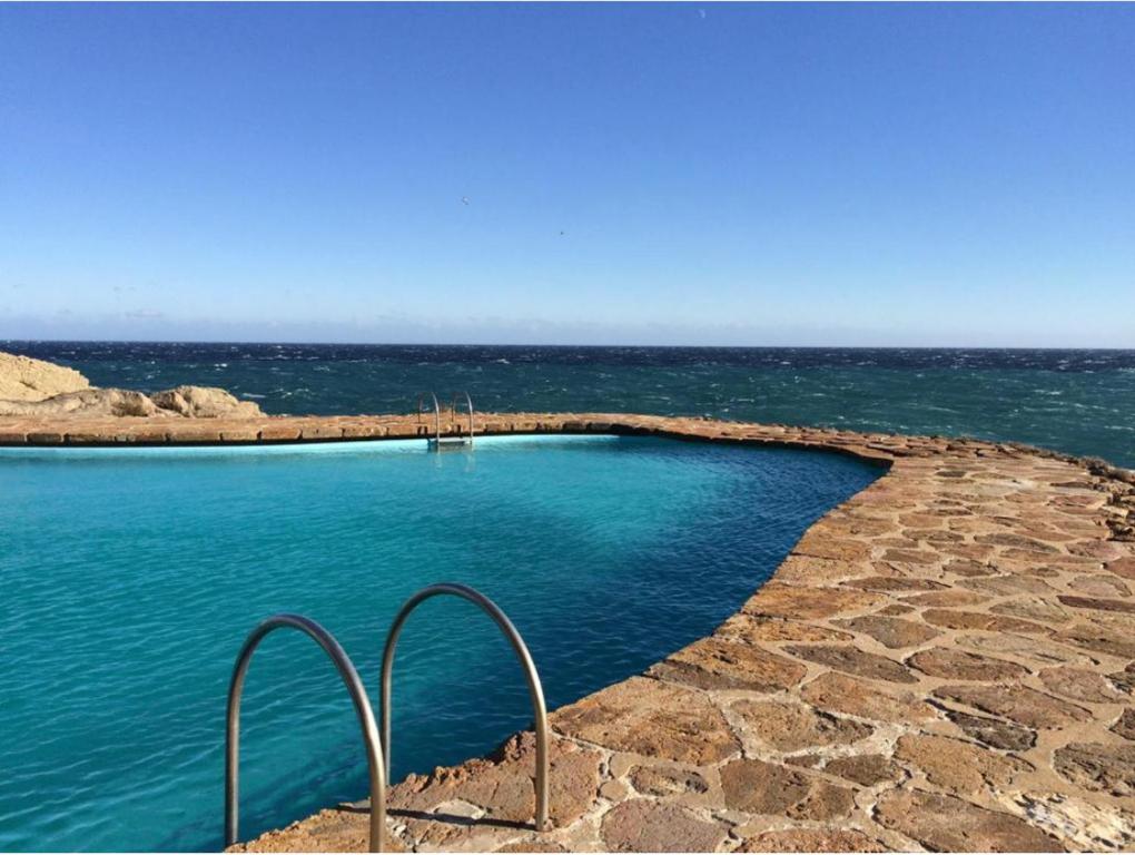 巴古尔Cap Sa Sal suites -Apartament Begur - Costa Brava的海洋中央的游泳池
