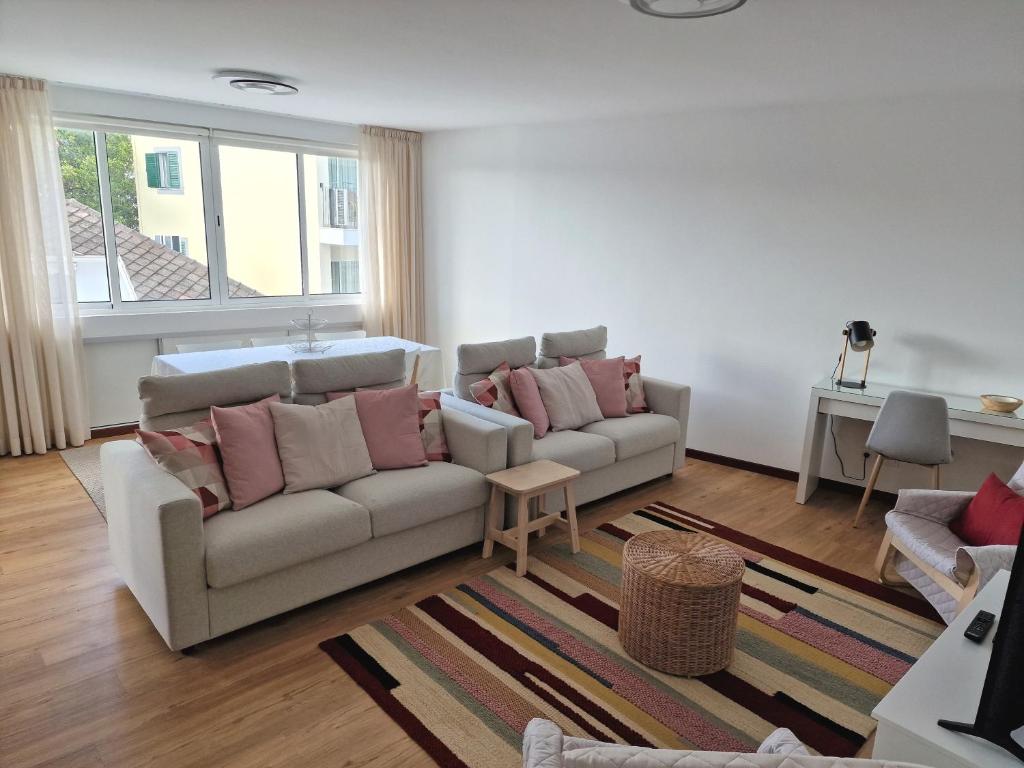 丰沙尔Funchal Downtown Flats 2的客厅配有沙发和桌子
