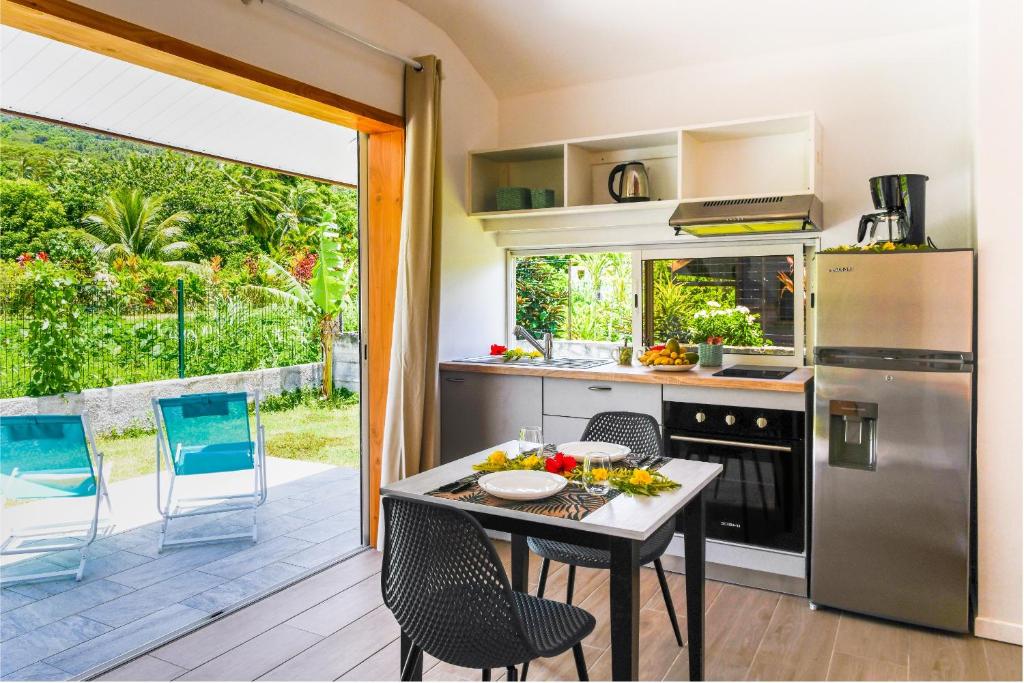 波拉波拉Vaiahi Tiny Home N1377 DTO-MT的一个带桌椅的厨房和一个庭院