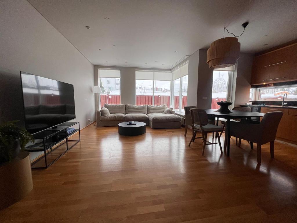 阿克雷里S19 - Akureyri Prime Apart.的客厅配有沙发和桌子