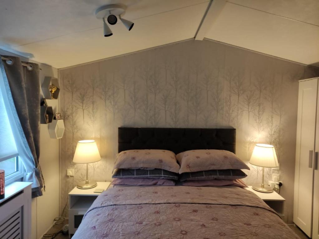 塞顿港"Dew Drop Inn"的一间卧室配有一张大床和两盏灯