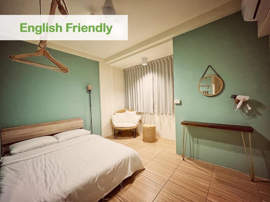 龙井東海平行陸貳民宿English Friendly的一间卧室配有一张床、一张桌子和一把椅子