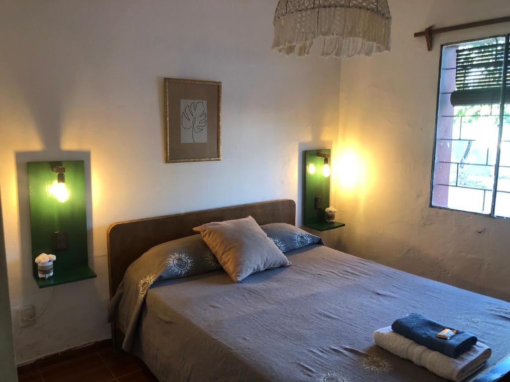 萨尔托Las Abuelas的一间卧室配有一张带两个灯的床