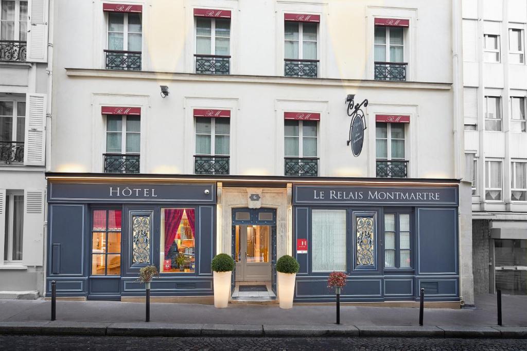 巴黎雷莱蒙马特酒店的城市街道上酒店前的商店