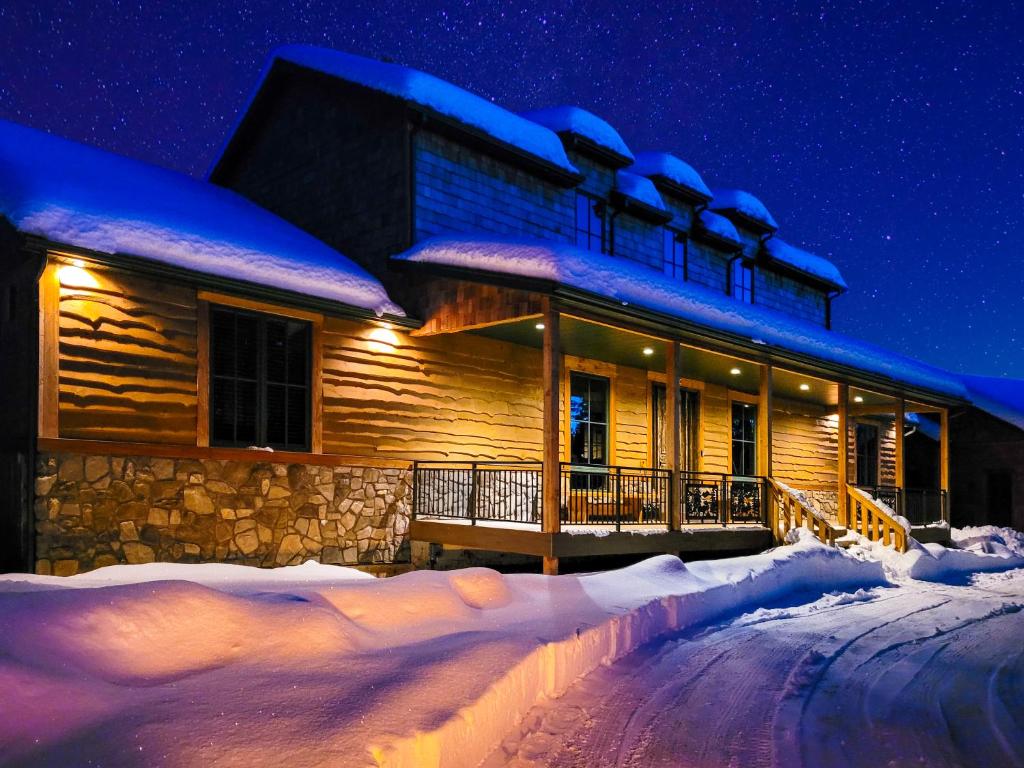 奥德维尔East Zion Trails Retreat-Hot tub, Resort Amenities, Exceptional的雪中的一个小木屋
