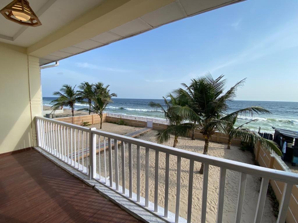 莱基Oceanfront Wavecrest Hotel的享有海滩美景的阳台