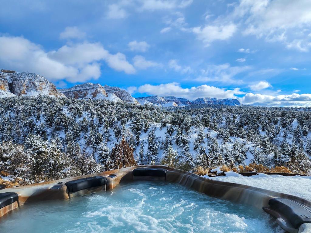 奥德维尔Skyfall Cabin. Stunning views, Hot Tub, minutes from Zion的底部设有覆盖着雪地的热水浴池。