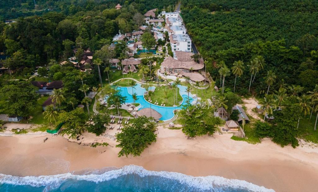 蔻立Eden Beach Khaolak Resort and Spa A Lopesan Collection Hotel - SHA Extra Plus的海滩上的度假村的空中景致