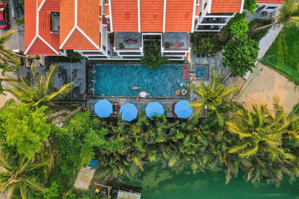 会安Hoi An Riverside Villas & Apartments的享有带游泳池的度假村的空中景致