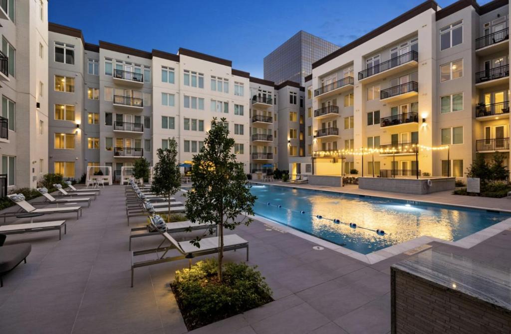 休斯顿Resort-Style Apartments near The Galleria的公寓大楼设有游泳池和大楼