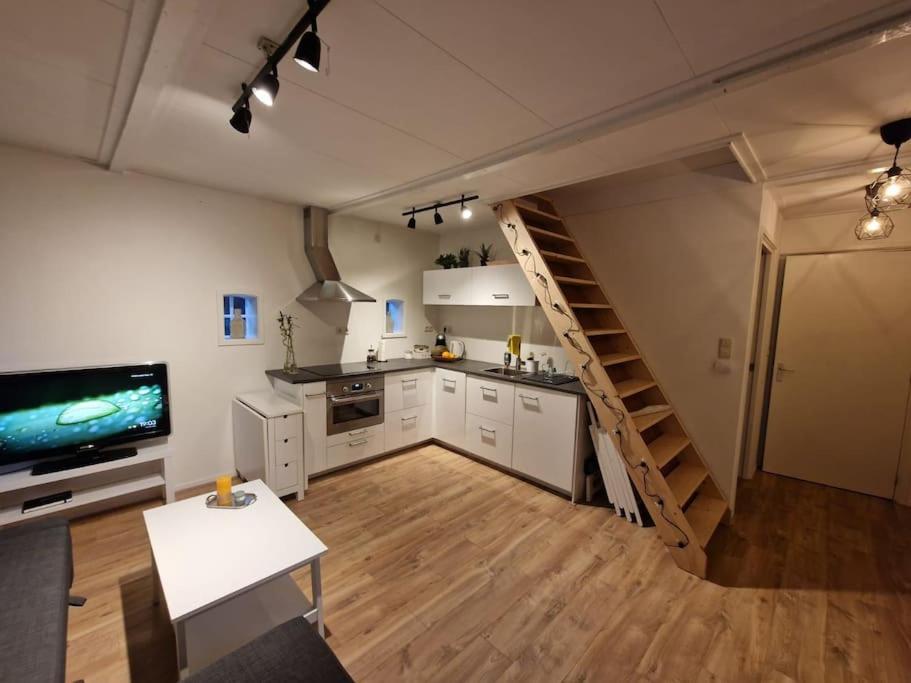 彼得比伦Huisje in Pieterburen的一间大厨房,房间内设有楼梯