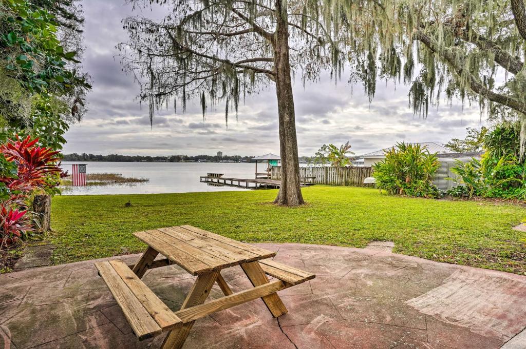 温特黑文Waterfront Vacation Rental on Lake Mirror!的木餐桌,坐在湖边的岩石上