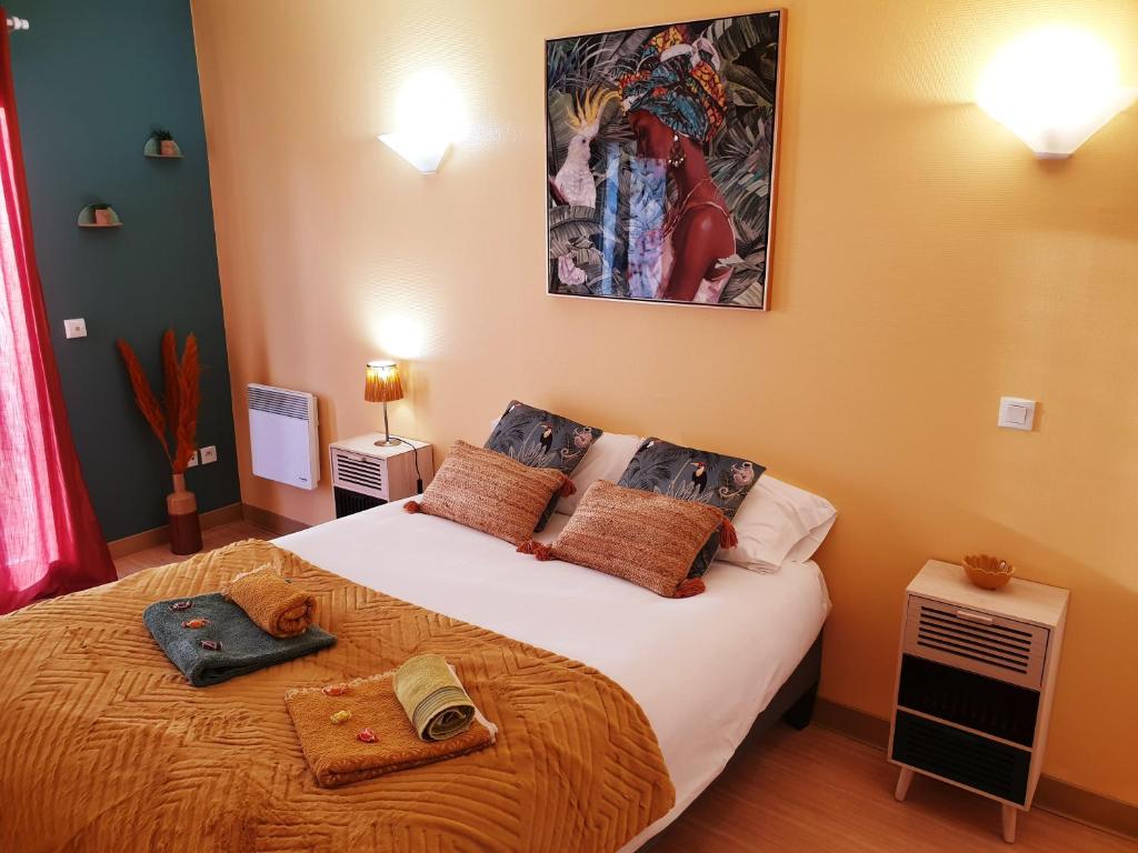 Breteuil-sur-Iton辛特雷公园公寓的一间卧室配有一张大床,上面装有两袋