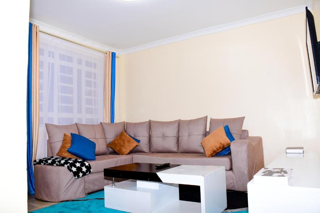ThikaThe Hideout Thika Town的客厅配有沙发和桌子
