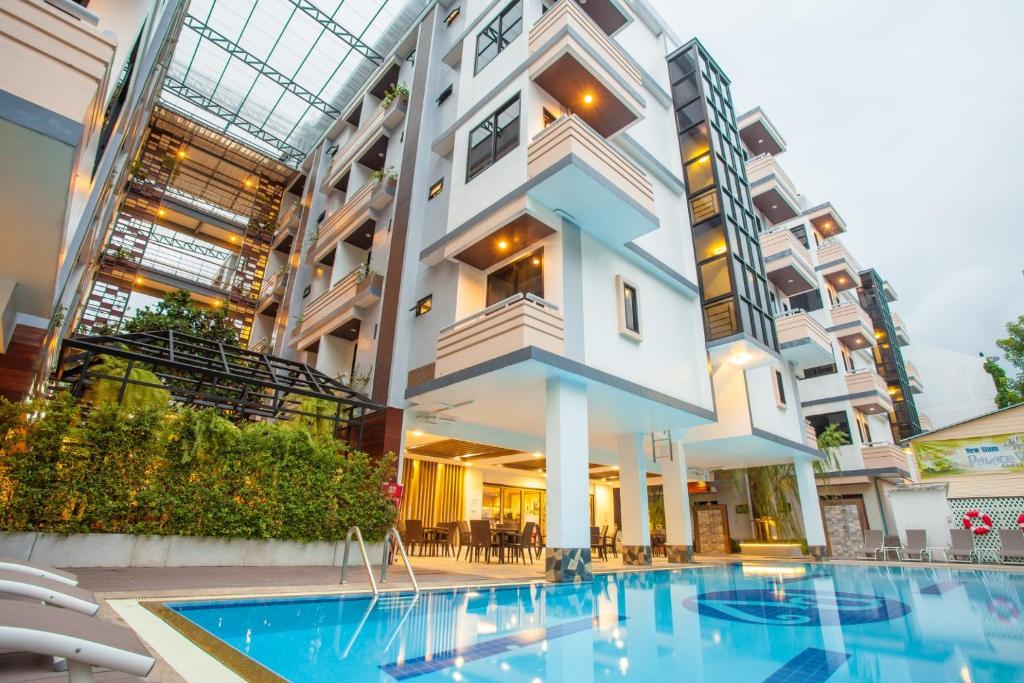 曼谷New Siam Palace Ville Hotel - SHA Extra Plus Certified的建筑前的一座带游泳池的建筑