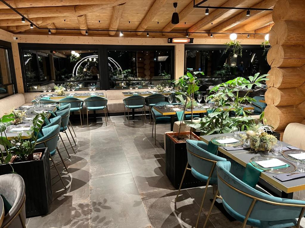 博尔沙Complex Bosco的用餐室配有桌椅和植物