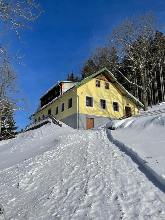 斯特拉兹内Chata Botas的雪覆盖的斜坡顶部的房子