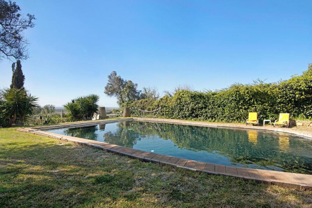 圣巴托洛梅乌迪梅西尼什Casa Arcadia T3的一座房子的院子内的游泳池