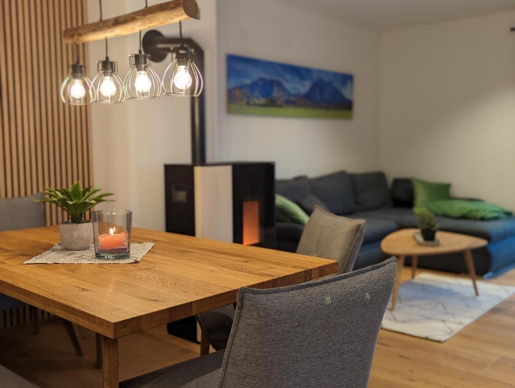 施万高ApartSchön的客厅配有木桌和蜡烛