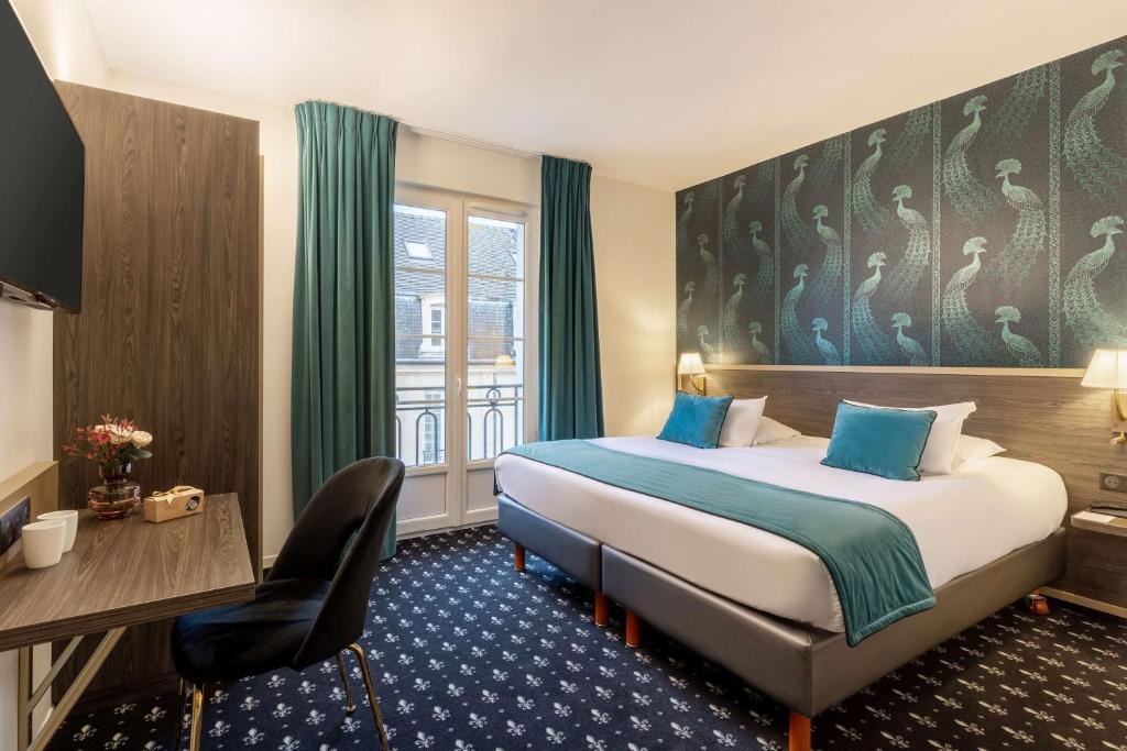 凯恩Best Western Royal Hotel Caen的配有一张床和一张书桌的酒店客房