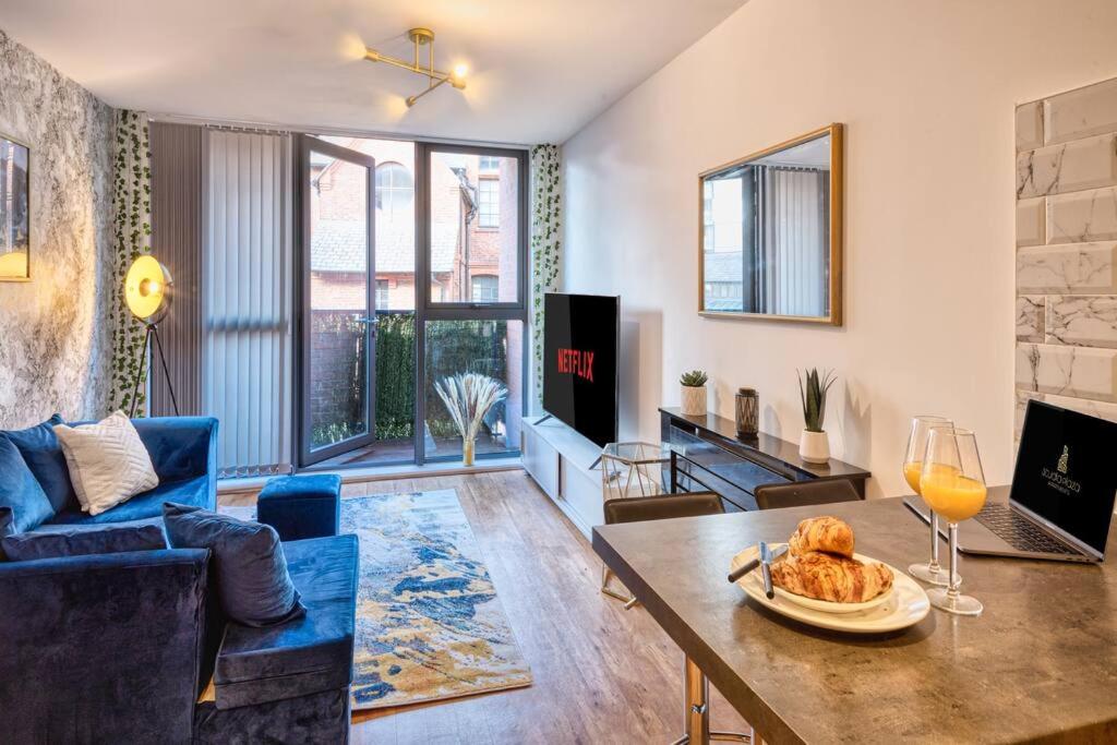 曼彻斯特City Centre Apartment - Ideal for longer stays的客厅配有一张桌子和一杯葡萄酒