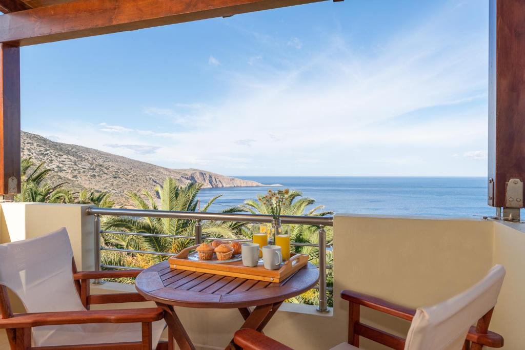 阿齐亚佩拉加Vitamin Sea Panoramic Villas的海景阳台上的桌子