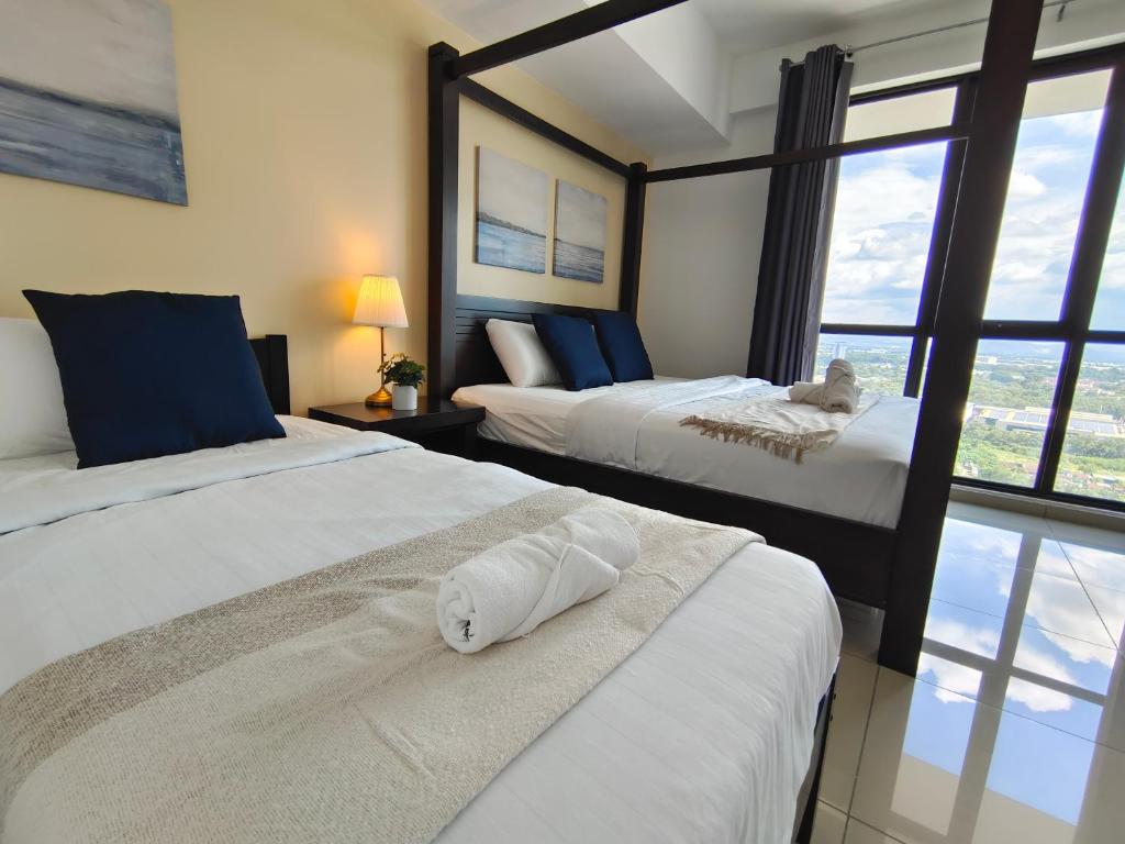 大山脚【NEW】Cozy&Warm Studio@Juru Sentral Icon City的酒店客房设有两张床和窗户。