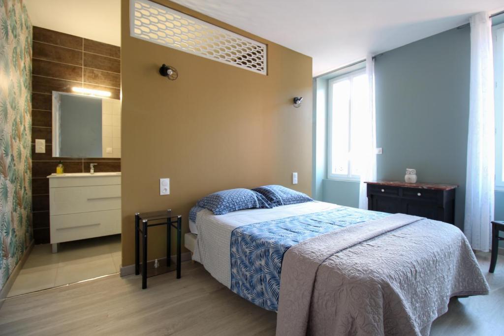 阿尔比L'Ostalada的一间卧室配有一张床,浴室设有水槽