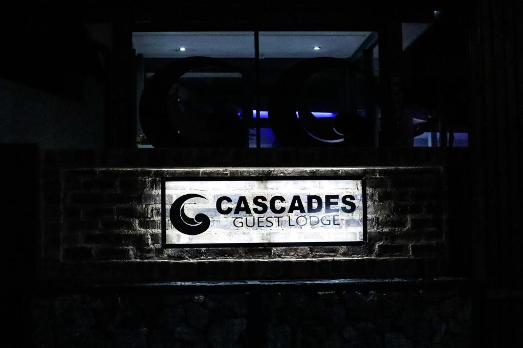 内尔斯普雷特Cascades Guest Lodge的砖墙上读卡萨布洛斯客套的标志