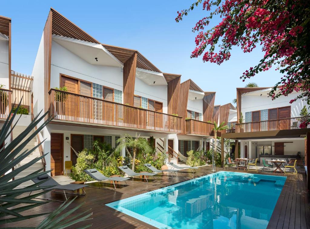 杰里科科拉Villa Nautica Boutique Hotel的一张酒店庭院的图片,里面设有一个游泳池