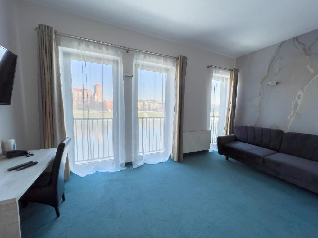 克拉科夫波勒斯基酒店的带沙发和2扇大窗户的客厅