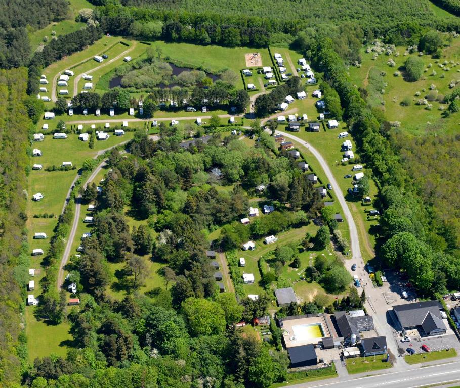 奥胡斯First Camp Aarhus - Jylland的享有公园的空中景致,公园内有汽车和树木