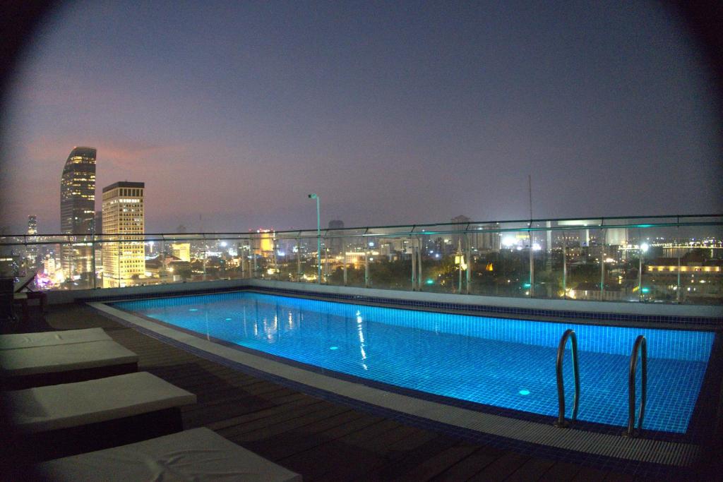 金边Residence 110 (Hotel and Apartments)的一座建筑物屋顶上的游泳池