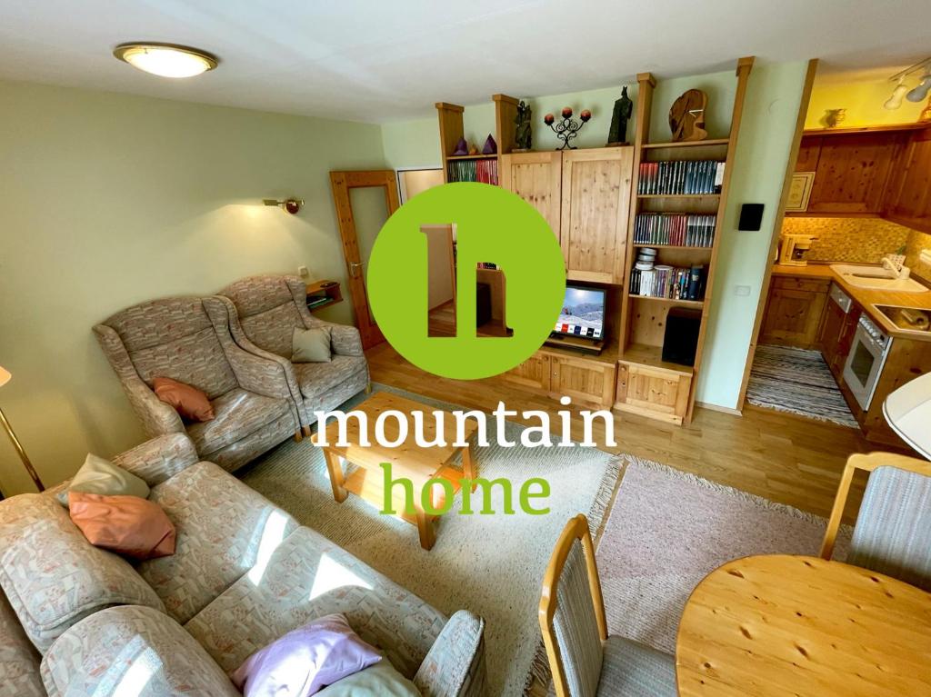 黑马戈尔The Mountain Home的带沙发的客厅和用餐室