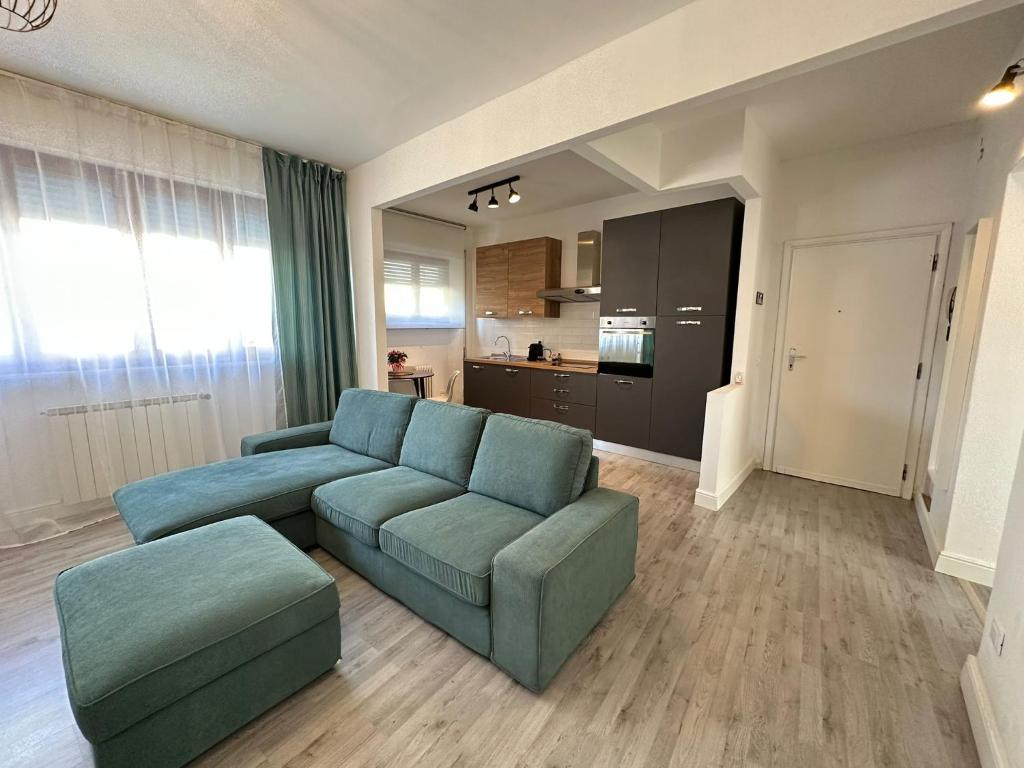 比萨Appartamento VN House的带沙发和桌子的客厅以及厨房。