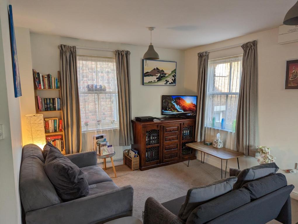 格拉斯顿伯里Namastay-Central Glastonbury的客厅配有2张沙发和1台平面电视