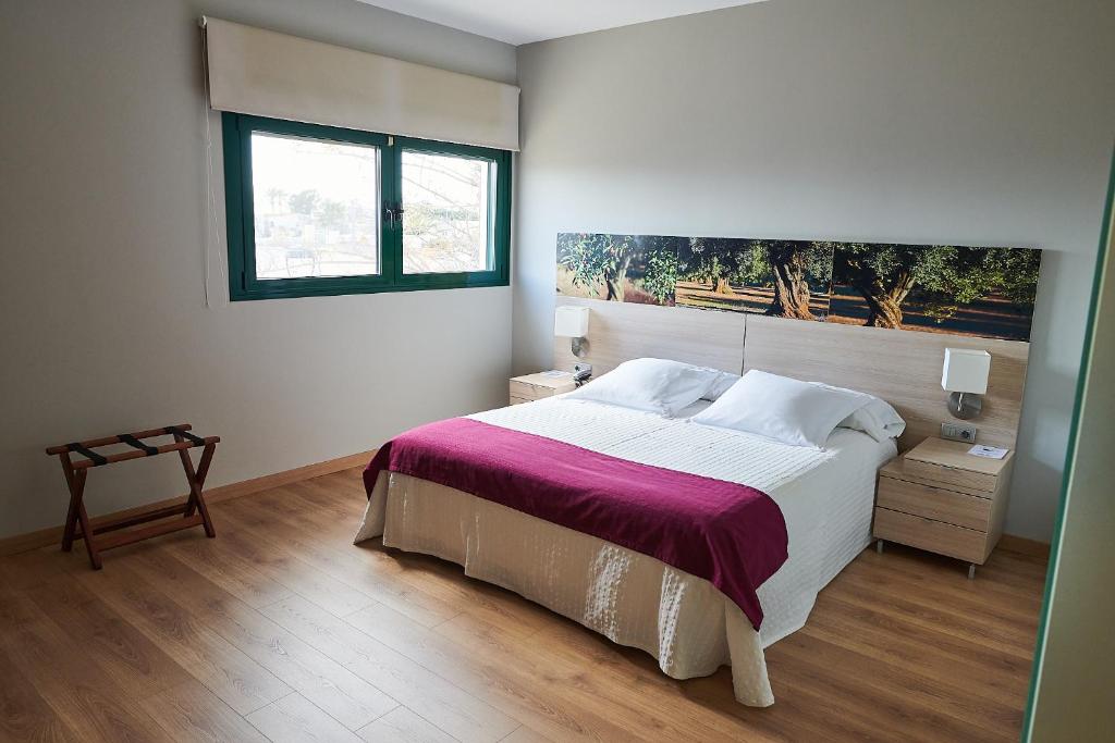厄尔·波普瑙·德尔·戴尔三角洲拉尔加迪尔酒店的一间卧室设有一张大床和一个窗户。