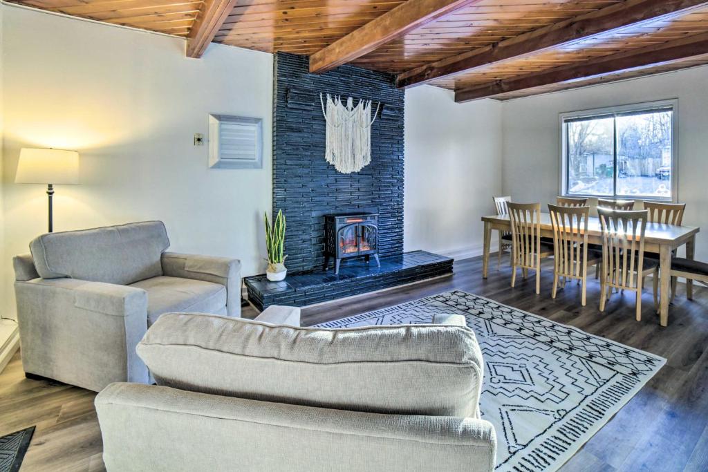 里诺Comfortable Home about 2 Mi to Reno Riverwalk的带沙发、桌子和壁炉的客厅