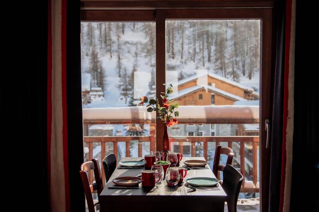 瓦勒迪泽尔Victoria Lodge, Friendly Hotel的阳台上的桌子享有雪景